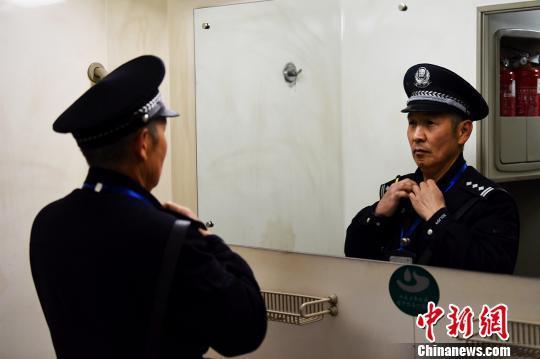 56歲火車乘警馮賢貴與普速列車的春運(yùn)“慢時光”